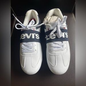 Nwt Levi’s Woman’s White Sneakers Size 7.5 white, super comfortable